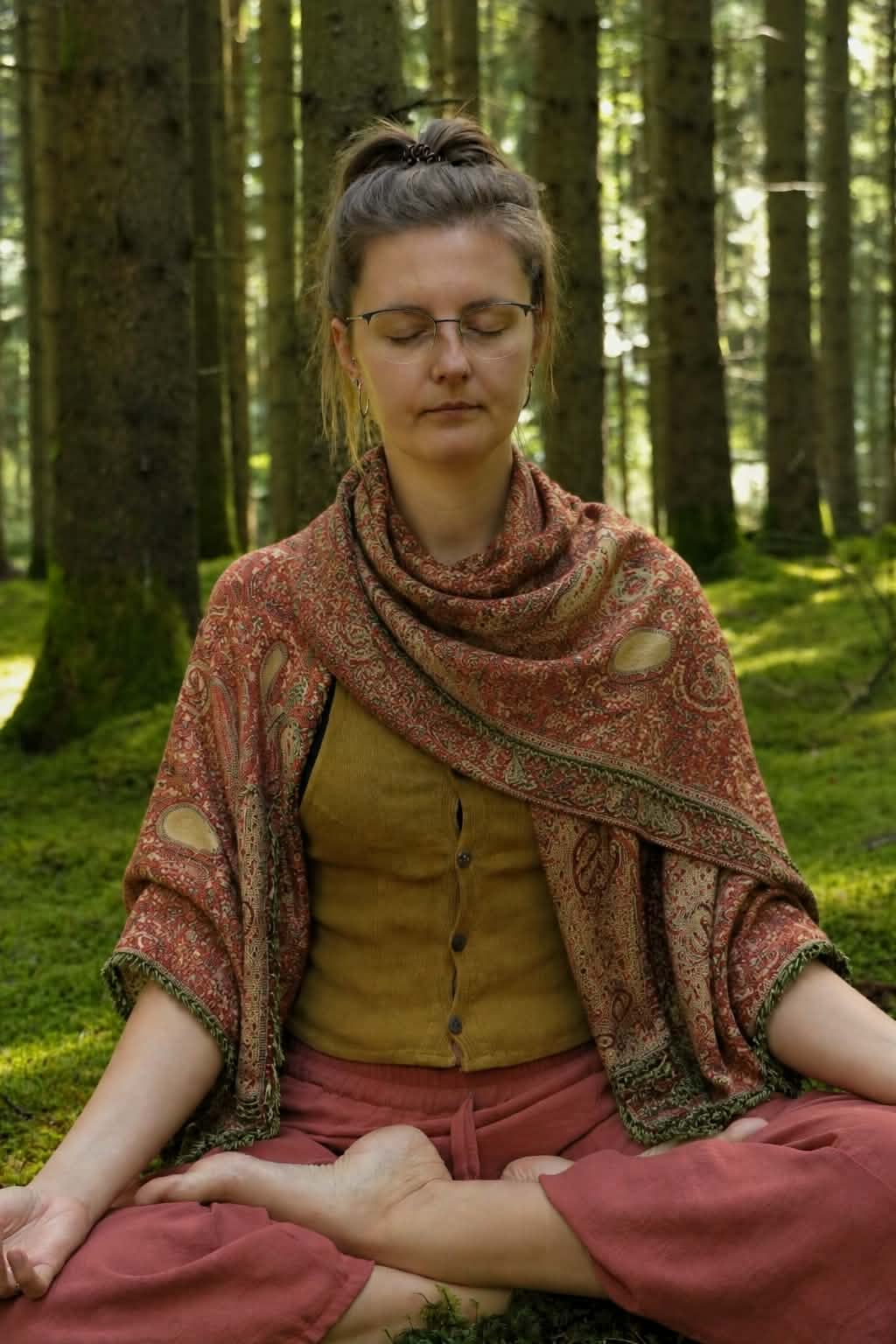 Meditáló nő az erdőben